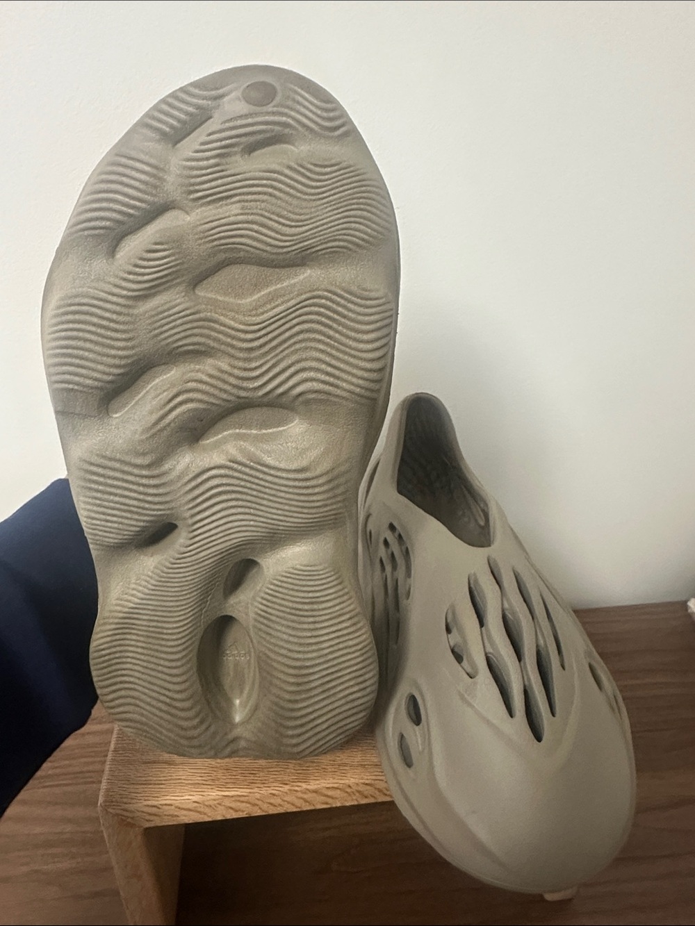 YZY FOAM RNR ADULT (Color: Grey) - Picture 5 of 5